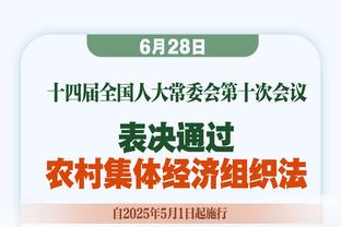 等你等得好苦啊！凯恩人在慕尼黑探出小脑袋与拜仁球迷挥手致意